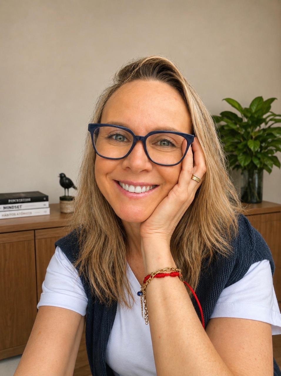 Fabiana Tres sorrindo em seu ambiente de trabalho